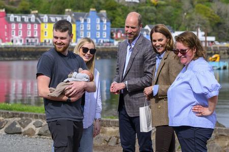 Der Prinz und die Prinzessin erinnerten sich an ihren Besuch auf der Insel, als sie an der Universität von St. Andrews studierten, und erzählten Freiwilligen und Mitgliedern eines Gemeindezentrums, wie sie vor fast 25 Jahren Tobermory besuchten.