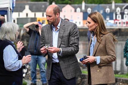 Anschließend besuchte das Königspaar den nahegelegenen Hafen, um auf dem Tobermory Producers Market mit Herstellern und Produzenten zu plaudern und lokale Produkte wie Käse und Seetang-Chutney zu probieren