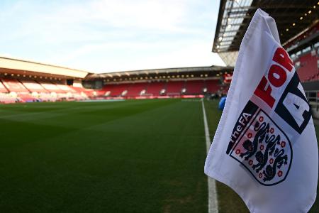 Trans-Frauen aus englischem Fußball künftig ausgeschlossen