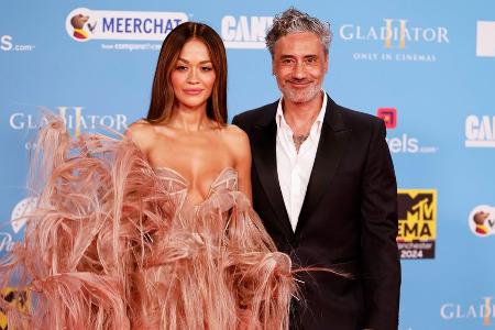 Taika Waititi überrascht Ehefrau Rita Ora bei 