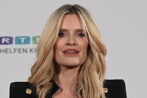 Mirja du Mont liegt nach Bauchschmerzen im Krankenhaus