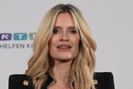 Mirja du Mont liegt nach Bauchschmerzen im Krankenhaus