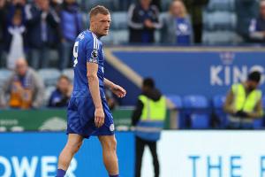 Griff zur Pfeife: Vardy hilft benommenem Schiedsrichter