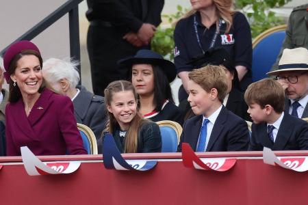 Prinzessin Kate strahlt bei VE Day in Burgunderrot