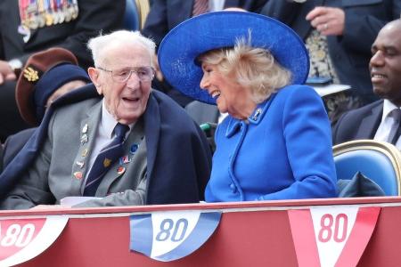 Königin Camilla amüsiert sich bei VE-Day-Parade mit Veteranen