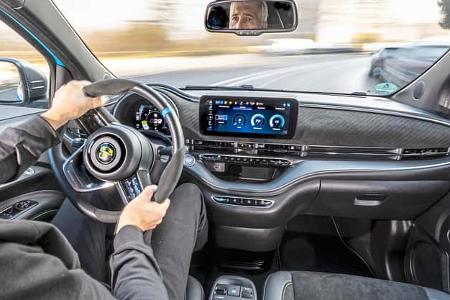 Abarth 500e, Cockpit + Fahrer