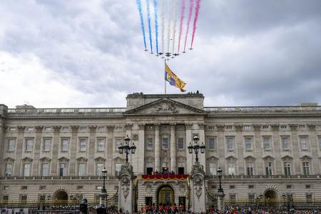 ...die Fliegerstaffel Red Arrows umfasste.