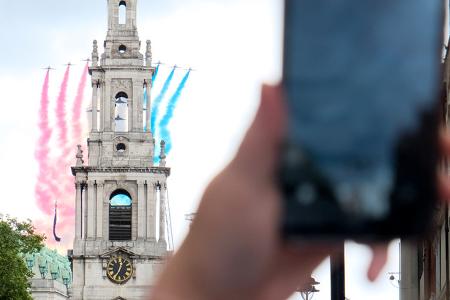 Hier fliegen die Red Arrows auf ihrem Weg vom Buckingham Palace über die Kirche St Martin-in-the-Fields am Trafalgar Square.