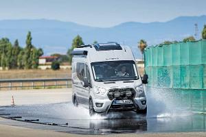 Testfahrzeug, AT Reifen, Aquaplaning, Kurven