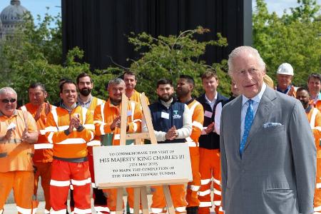 König Charles feixt mit Arbeitern des Londoner 