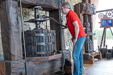 Travel Guide Ford Nugget