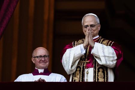 Der 69-jährige Erzbischof aus Chicago hat sich für den Papstnamen Leo XIV. entschieden. Er wird als erster US-Amerikaner die 1,4 Milliarden Mitglieder der Weltkirche leiten.