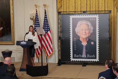 First Lady Melania Trump enthüllt Briefmarke zu Ehren von Barbara Bush