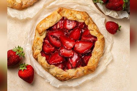 Himmlisch gut: Erdbeere-Galette mit Mandelrand
