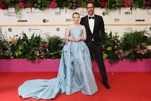 Karoline Herfurth erscheint als Prinzessin zum Deutschen Filmpreis