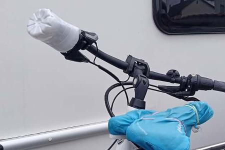 promobil-Leser U. Heinzelmann nützt leere PET-Flaschen, um Beschädigungen an seiner Fahrradträger-Schutzhülle zu verhindern.