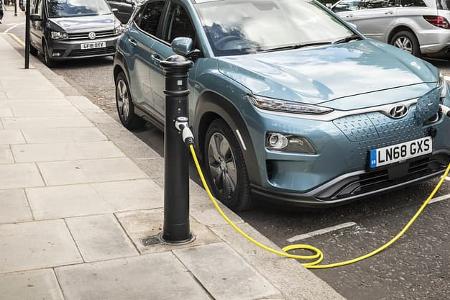 ubitricity und ebee geben Produktpartnerschaft bekannt - Laternen-Lader fŸr Elektroautos