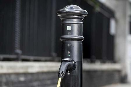 ubitricity und ebee geben Produktpartnerschaft bekannt - Laternen-Lader fŸr Elektroautos