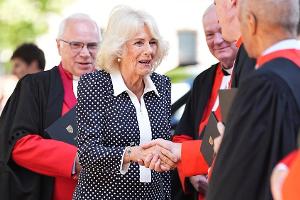 Königin Camilla besucht Westminster Abbey und ehrt Charles
