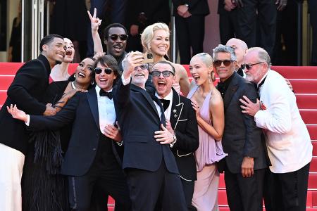 Tom Cruises Blockbuster ist nicht Teil des offiziellen Wettbewerbs, doch das Interesse an dem mit Spannung erwarteten Film war groß und lockte viel Prominenz auf den roten Teppich.