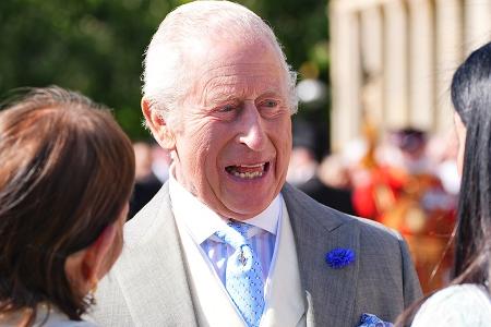 Ausgefallene Krawatte: König Charles amüsiert sich bei Gartenparty