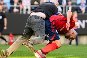 Fan attackiert Spieler in Schweden: "Zum Glück weggeduckt"