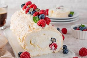 Leichtes Dessert: Baiserrolle mit Beeren-Topping