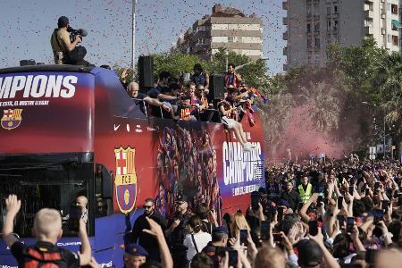 Im offenen Bus durch die Stadt: Flick und Barcelona gefeiert