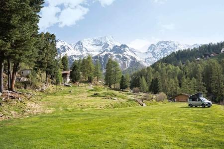 Wiese, Campingvan, HŸtte, NadelbŠume, Berge, Himmel