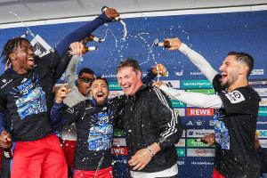 Aufstieg: HSV-Trainer Polzin feierte mit "Wasser und Spezi"