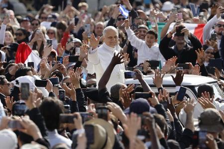 Erste Fahrt im Papamobil: Papst Leo auf dem Weg zur Amtseinführung