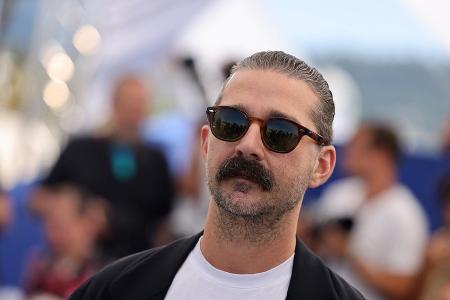 Mit neuem Schnauzer-Look: Shia LaBeouf stellt Doku in Cannes vor