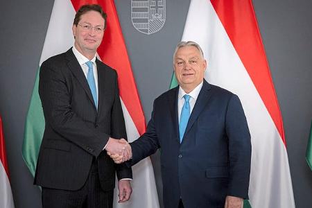 Ola Källenius Viktor Orban Handshake Ungarn