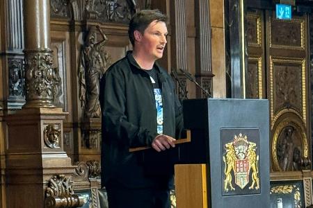 Hamburg feiert seine Helden: HSV lässt es im Rathaus krachen