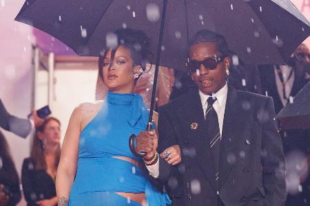 Rihanna: Mit Babybauch und Regenschirm in Cannes