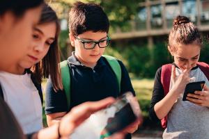 Handys an Schulen: Fast alle wollen damit lernen, nur wenige dürfen