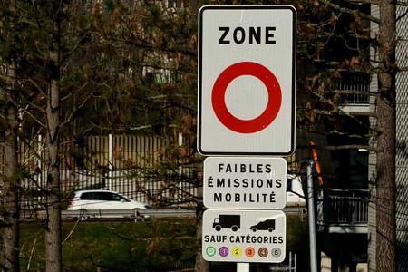 Low Emission Zone sign put up along the road. Traffic