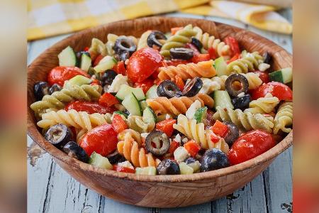 Perfekt zum Grillen: Griechischer Nudelsalat voller Sommer-Aromen