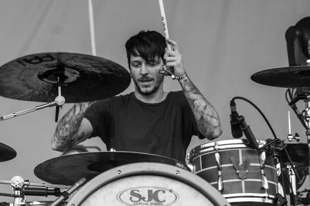 Ex-Schlagzeuger von The Devil Wears Prada stirbt bei Flugzeugabsturz