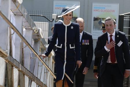 Auftritt bei Schiffstaufe: Prinzessin Kate setzt auf Marineblau