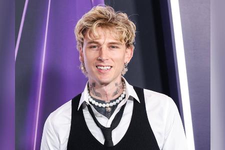 Machine Gun Kelly sorgt sich auf rotem Teppich um kleine Baby-Tochter