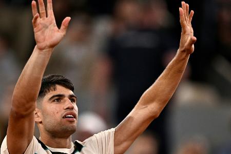 Top-Favorit Alcaraz in Runde drei - Tsitsipas scheitert