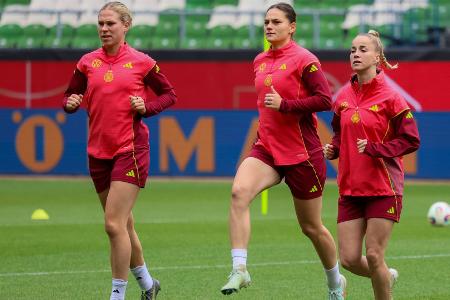 DFB-Frauen starten mit Knaak und Dallmann
