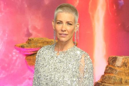 Evangeline Lilly stürzt am Strand mit dem Gesicht gegen Felsen