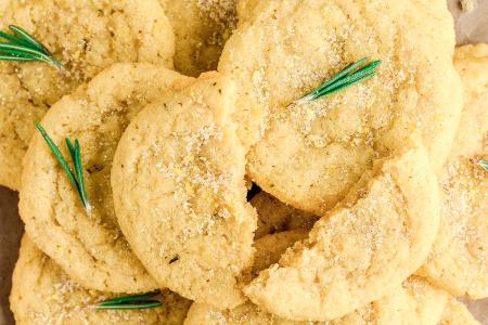 Süß-herbes Gebäck: Zitronen-Rosmarin-Cookies mit Zuckermantel