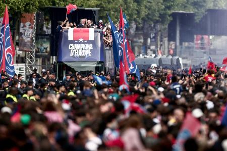 Erst Champs Elysées, dann Élysée-Palast: PSG zurück in Paris