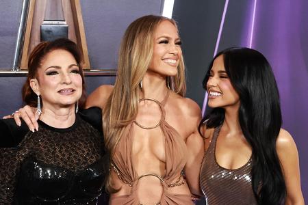 Jennifer Lopez (M.) führte zum zweiten Mal innerhalb von zehn Jahren durch die bunte Show im Spielerparadies, während Gloria Estafan (l.) für musikalische Unterhaltung sorgte. Becky G. (r.) wurde auf ...