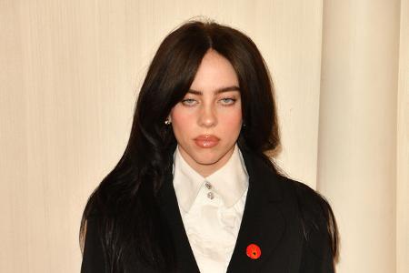 Die große Gewinnerin des Abends erschien gar nicht erst persönlich: Billie Eilish ist auf Tour und musste per Videolink zugeschaltet werden, während sie einen Preis nach dem anderen entgegennahm: Sie ...