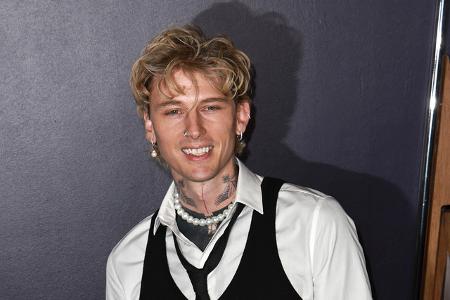 ...Rapper Machine Gun Kelly, der schon früh wieder nach Hause fuhr, um sich um seine neu geborene Tochter mit Megan Fox zu kümmern...