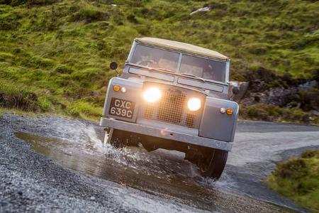 Straße in Eigenbau, Land Rover 88 Serie 2, Impression, Schottland